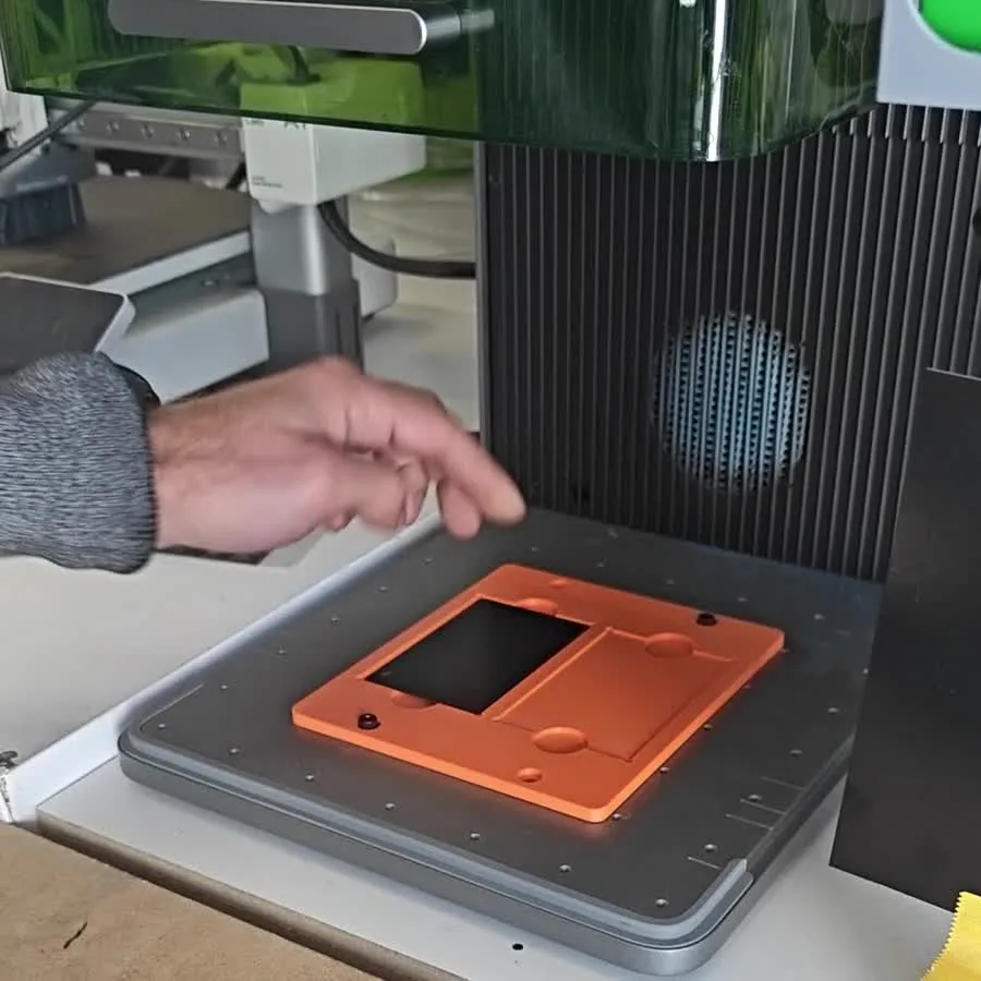 Karta pilota drona umieszczana w przyrządzie lasera światłowodowego przed grawerowaniem