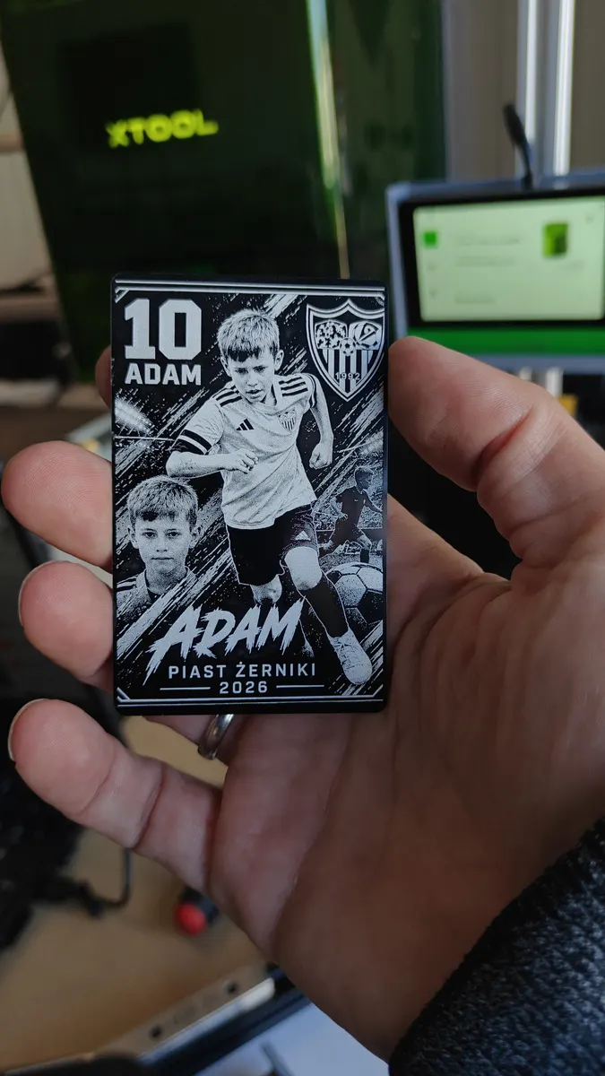 Гравірована футбольна картка Adam #10 біля лазера xTool